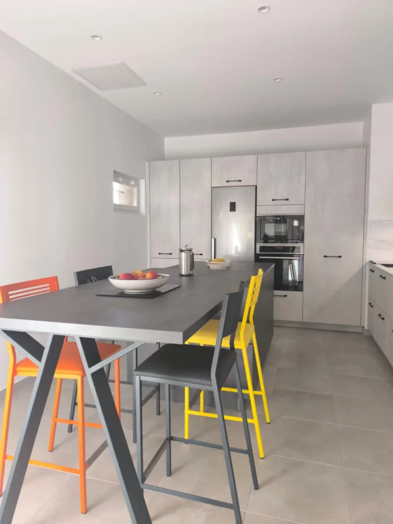Crea Cuis'In - Transformer un garage en cuisine : comment gagner un véritable espace de vie ? - Création de cuisines, salles de bains, meubles sur mesure Crea Cuis'In Narbonne cuisine dans garage vue ilôt 2