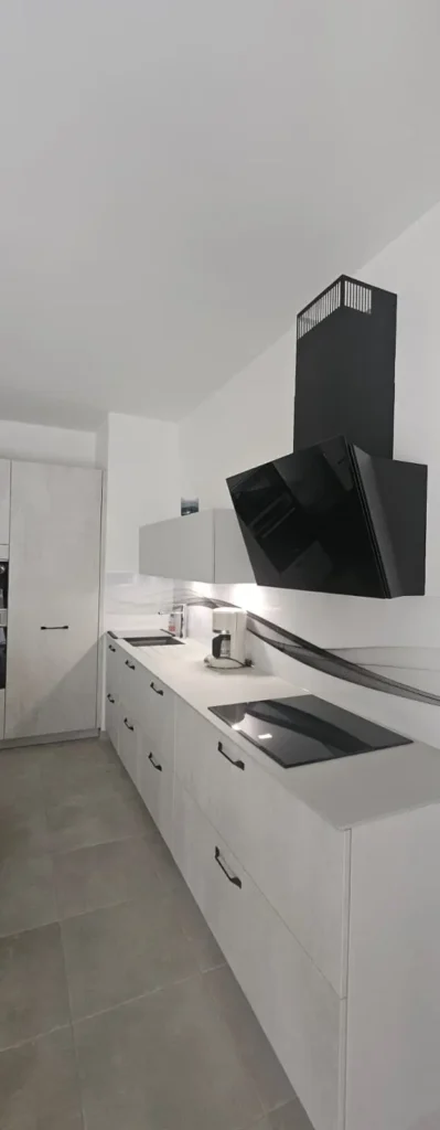 Crea Cuis'In - Transformer un garage en cuisine : comment gagner un véritable espace de vie ? - Création de cuisines, salles de bains, meubles sur mesure Crea Cuis'In Narbonne cuisine dans garage vue cuisine