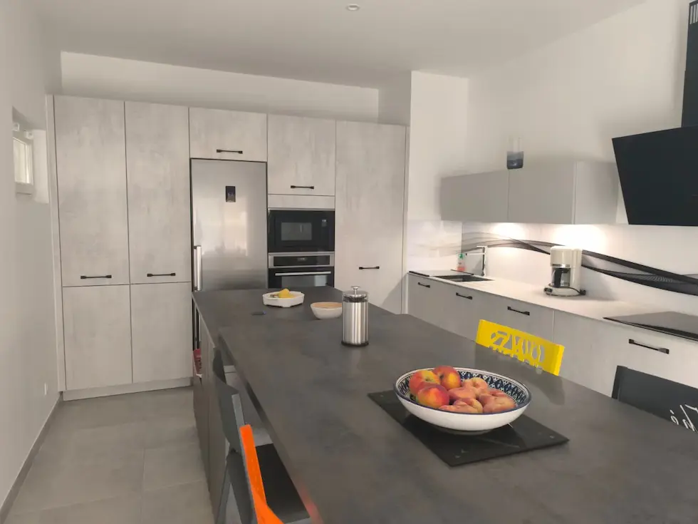 Crea Cuis'In - Blog - Création de cuisines, salles de bains, meubles sur mesure Crea Cuis'In - Transformer un garage en cuisine : comment gagner un véritable espace de vie ?