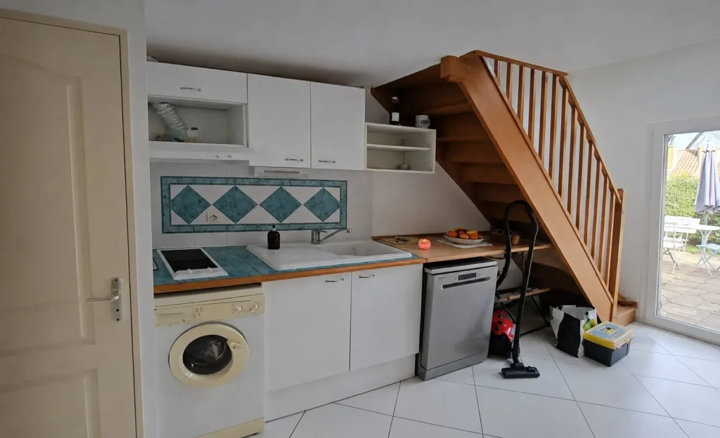 Crea Cuis'In - Transformer un garage en cuisine : comment gagner un véritable espace de vie ? - Création de cuisines, salles de bains, meubles sur mesure Crea Cuis'In Narbonne ancienne cuisine sous escalier